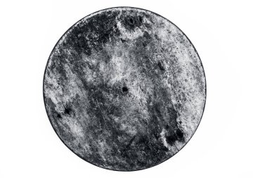 Beyaz üzerine izole kahverengi renkli dokulu dairesel ahşap parça yakın.