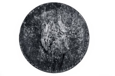 Beyaz üzerine izole kahverengi renkli dokulu dairesel ahşap parça yakın.