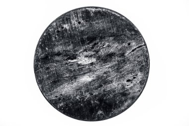 Beyaz üzerine izole kahverengi renkli dokulu dairesel ahşap parça yakın.