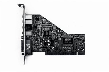 Junagadh-Gujarat-Hindistan-12 Aralık 2018 - Cpus 'ta iyi kalite ses için kullanılan beyaz üzerine izole edilmiş yeşil renkli ses kartı.