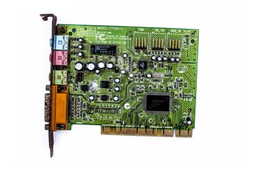 Junagadh-Gujarat-Hindistan-12 Aralık 2018 - Cpus 'ta iyi kalite ses için kullanılan beyaz üzerine izole edilmiş yeşil renkli ses kartı.