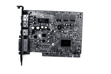 Junagadh-Gujarat-Hindistan-12 Aralık 2018 - Cpus 'ta iyi kalite ses için kullanılan beyaz üzerine izole edilmiş yeşil renkli ses kartı.