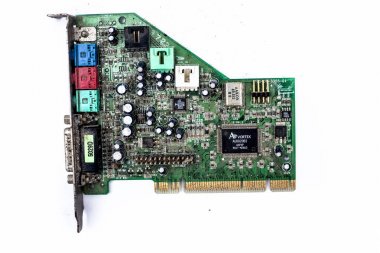 Junagadh-Gujarat-Hindistan-12 Aralık 2018 - Cpus 'ta iyi kalite ses için kullanılan beyaz üzerine izole edilmiş yeşil renkli ses kartı.