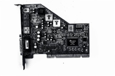 Junagadh-Gujarat-Hindistan-12 Aralık 2018 - Cpus 'ta iyi kalite ses için kullanılan beyaz üzerine izole edilmiş yeşil renkli ses kartı.