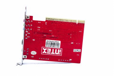 Junagadh-Gujarat-Gujarat - Aralık 08.2018 - Kırmızı renkli televizyonu kapat (Televizyon) kartı beyaz üzerine izole edildi.