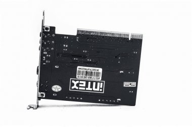 Junagadh-Gujarat-Gujarat - Aralık 08.2018 - Kırmızı renkli televizyonu kapat (Televizyon) kartı beyaz üzerine izole edildi.