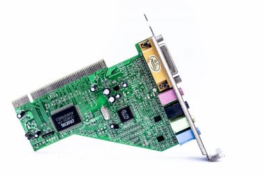 Junagadh-Gujarat-Hindistan-12 Aralık 2018 - Cpus 'ta iyi kalite ses için kullanılan beyaz üzerine izole edilmiş yeşil renkli ses kartı.