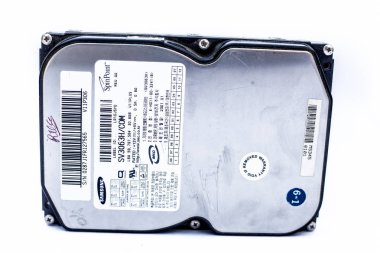 Junagadh-Gujarat-Gujarat - Aralık 08.2018 - Bilgisayar depolama aygıtını kapat Sabit disk beyaz üzerine izole edildi.