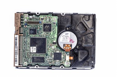 Junagadh-Gujarat-Gujarat - Aralık 08.2018 - Bilgisayar depolama aygıtını kapat Sabit disk beyaz üzerine izole edildi.