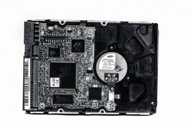 Junagadh-Gujarat-Gujarat - Aralık 08.2018 - Bilgisayar depolama aygıtını kapat Sabit disk beyaz üzerine izole edildi.