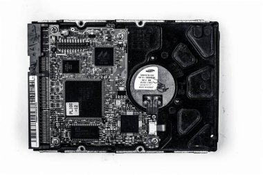 Junagadh-Gujarat-Gujarat - Aralık 08.2018 - Bilgisayar depolama aygıtını kapat Sabit disk beyaz üzerine izole edildi.