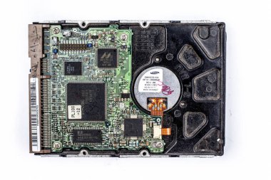 Junagadh-Gujarat-Gujarat - Aralık 08.2018 - Bilgisayar depolama aygıtını kapat Sabit disk beyaz üzerine izole edildi.