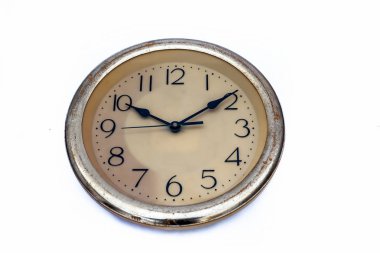 Beyaz üzerine izole edilmiş sarı renkli duvar saatinin kapatılması.