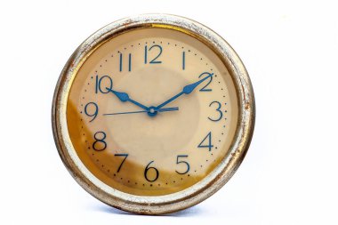 Beyaz arkaplanda izole edilmiş eski saat, kapat  