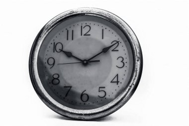 Beyaz arkaplanda izole edilmiş eski saat, kapat  