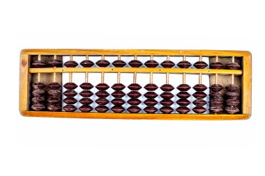 Ahşap abacus veya sayım çerçevenin kahverengi renkli beats ile kapatın. Beyaz izole.
