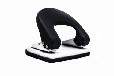 Kırmızı ve beyaz renkli kağıt delme makinesinin beyaz üzerine izole yakın.