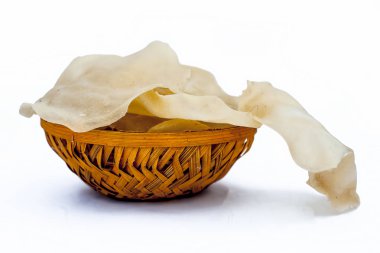Popüler Hint ve Asya gevrek snack çanak yani çiğ pişmemiş Papad veya pirinç unu papadum bir engel beyaz izole.