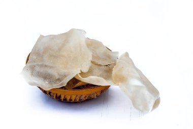 Popüler Hint ve Asya gevrek snack çanak yani çiğ pişmemiş Papad veya pirinç unu papadum bir engel beyaz izole.