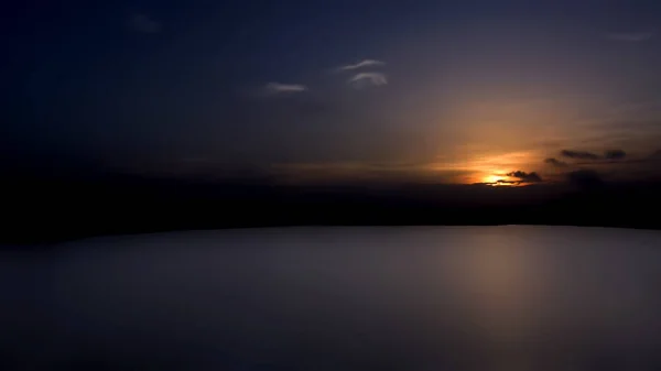 Paisaje Plano Puesta Sol Con Algunas Nubes Antiguo Lago — Foto de Stock