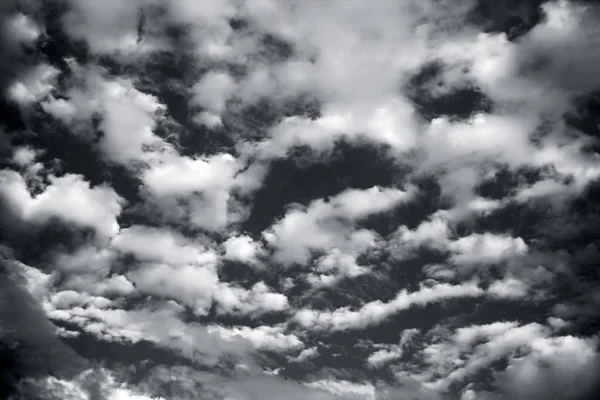 Närbild Vita Och Svarta Färgade Moln Den Blå Himlen — Stockfoto