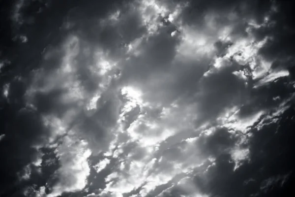 Close Nuvens Brancas Pretas Coloridas Céu Azul — Fotografia de Stock