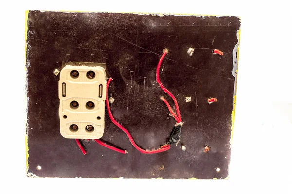 Beyaz üzerine izole edilmiş kablolar ile eski kırık anahtar panosu nun kapatılması.