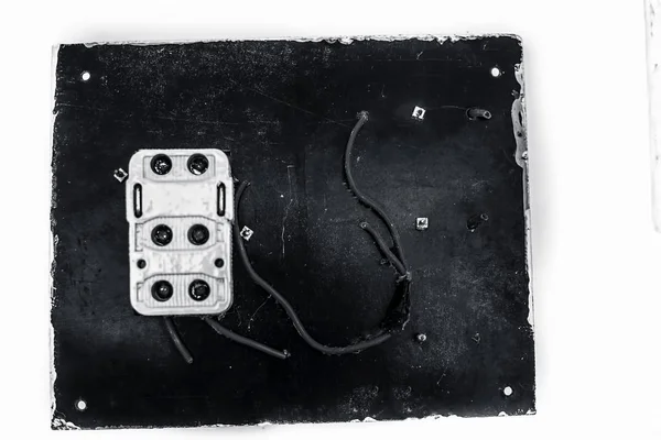 Beyaz üzerine izole edilmiş kablolar ile eski kırık anahtar panosu nun kapatılması.