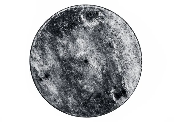 Beyaz üzerine izole kahverengi renkli dokulu dairesel ahşap parça yakın.