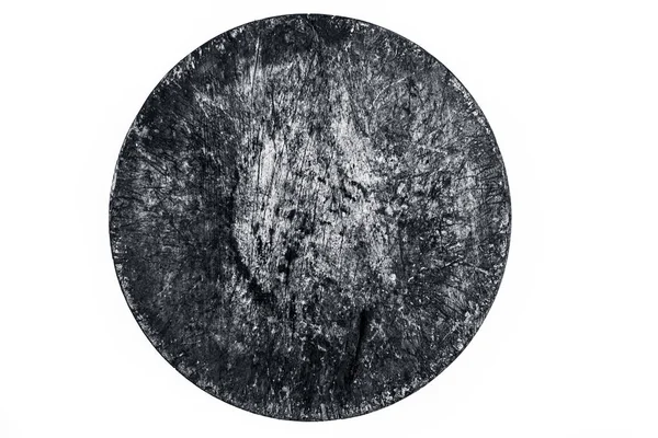 Beyaz üzerine izole kahverengi renkli dokulu dairesel ahşap parça yakın.