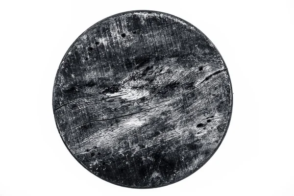 Beyaz üzerine izole kahverengi renkli dokulu dairesel ahşap parça yakın.