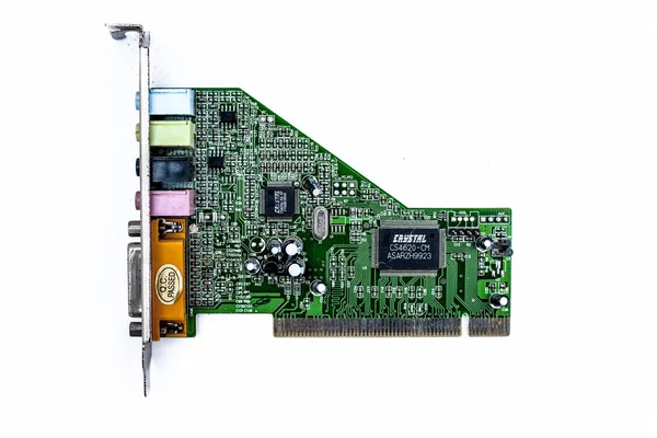 Junagadh-Gujarat-Hindistan-12 Aralık 2018 - Cpus 'ta iyi kalite ses için kullanılan beyaz üzerine izole edilmiş yeşil renkli ses kartı.