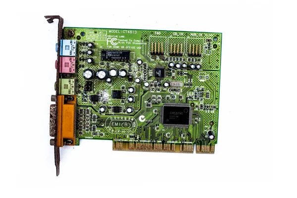 Junagadh-Gujarat-Hindistan-12 Aralık 2018 - Cpus 'ta iyi kalite ses için kullanılan beyaz üzerine izole edilmiş yeşil renkli ses kartı.