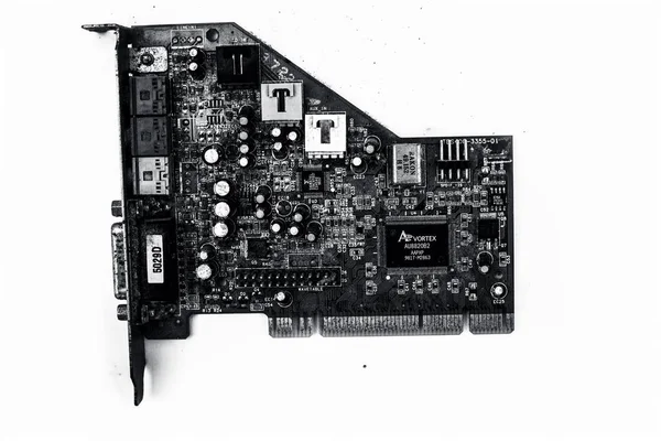 Junagadh-Gujarat-Hindistan-12 Aralık 2018 - Cpus 'ta iyi kalite ses için kullanılan beyaz üzerine izole edilmiş yeşil renkli ses kartı.