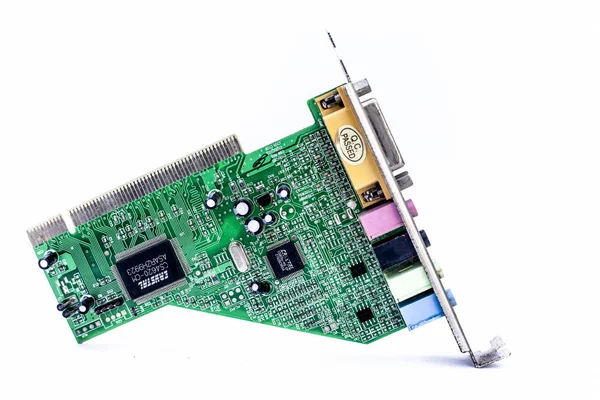 Junagadh-Gujarat-Hindistan-12 Aralık 2018 - Cpus 'ta iyi kalite ses için kullanılan beyaz üzerine izole edilmiş yeşil renkli ses kartı.