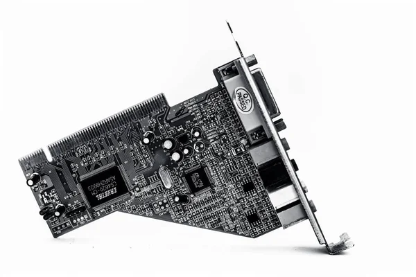 Junagadh-Gujarat-Hindistan-12 Aralık 2018 - Cpus 'ta iyi kalite ses için kullanılan beyaz üzerine izole edilmiş yeşil renkli ses kartı.