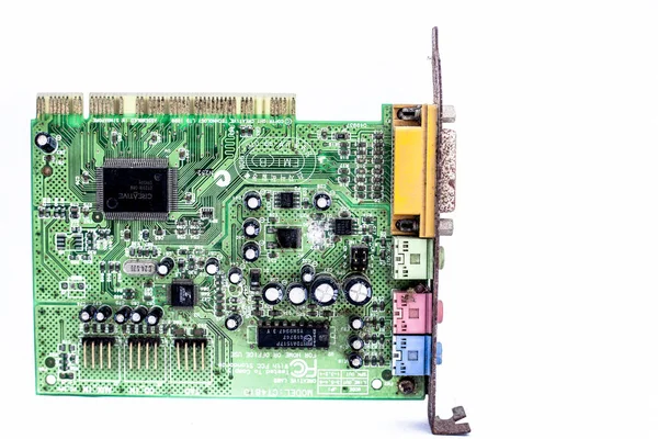 Junagadh-Gujarat-Hindistan-12 Aralık 2018 - Cpus 'ta iyi kalite ses için kullanılan beyaz üzerine izole edilmiş yeşil renkli ses kartı.