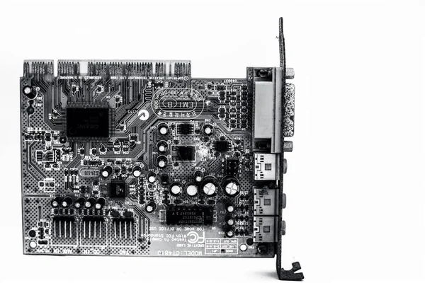 Junagadh-Gujarat-Hindistan-12 Aralık 2018 - Cpus 'ta iyi kalite ses için kullanılan beyaz üzerine izole edilmiş yeşil renkli ses kartı.