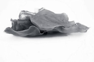 Popüler Hint ve Asya gevrek snack çanak yani çiğ pişmemiş Papad veya pirinç unu papadum bir engel beyaz izole.