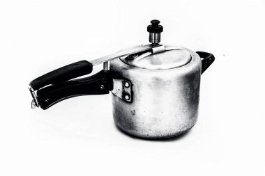 beyaz arka plan üzerinde izole eski kapalı metal tencere, yakın çekim  