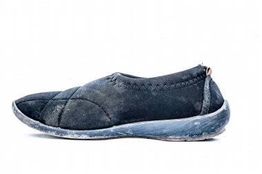 Siyah renkli ofis veya çorap beyaz izole ile resmi bayan ayakkabı yakın.