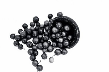 Kırmızı renkli popüler Hint ve Asya meyveleri veya bor veya bers beyaz yani Chaniya bor veya chani bor veya hint jujubes bir kil kase üzerinde izole yakın.