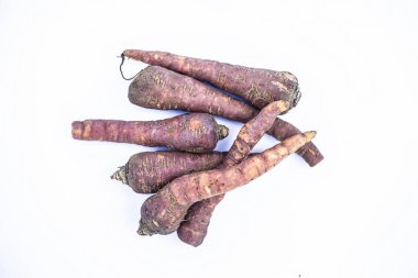 Ham organik havuç veya gajar veya gaajar veya Daucus carota beyaz izole yakın.