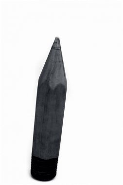 Kalem şekli beyaz izole pembe renkli kalem kutusu yakın.