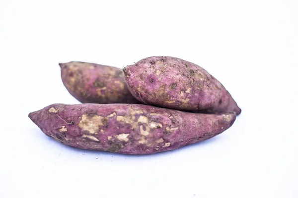 Zbliżenie Surowych Organicznych Słodkich Ziemniaków Lub Ipomoea Lub Shakarkandi Białym — Zdjęcie stockowe