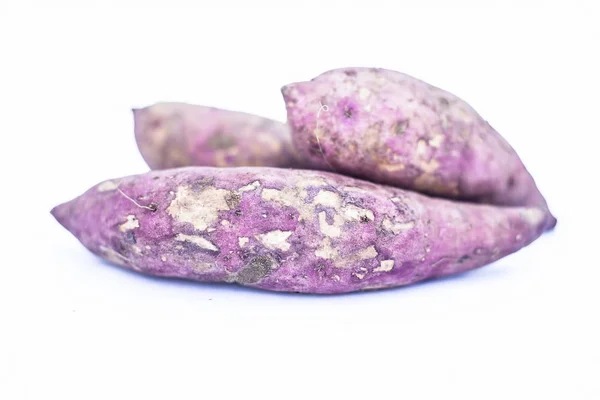Close Batatas Doces Orgânicas Cruas Batatas Ipomoea Shakarkandi Isolado Branco — Fotografia de Stock