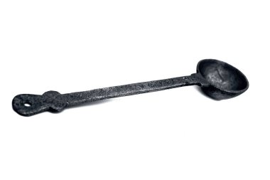 Alüminyum kepçe kaşık yakın beyaz izole.