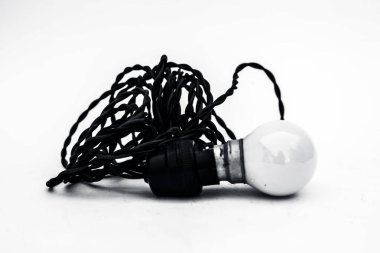 Beyaz üzerine izole ile tutucu ve kırmızı siyah renkli tel ile ampul yakın