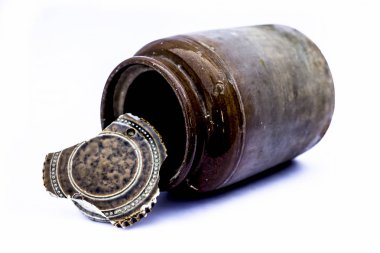 Hasarlı metal kavanoz beyaz arkaplanda izole