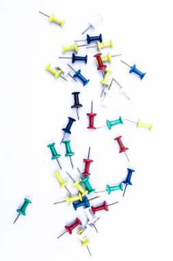 Renkli itme pimlerinin kapatılması veya beyaz üzerinde izole.